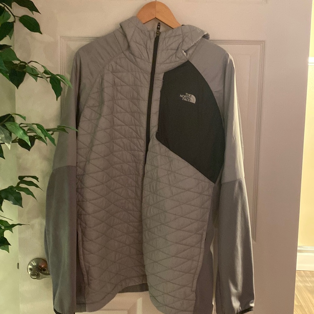 Mens Northface coat . Size 2X . Regular wear and tear. No visible flaws.